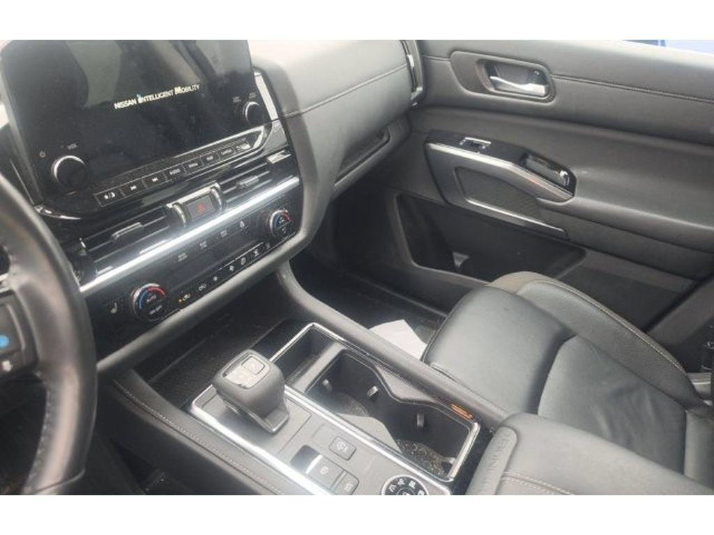 Used 2024 Nissan Pathfinder SL w/ Black Appearance Package AWD/4WD image 8