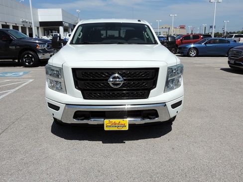 Used 2020 Nissan Titan SV w/ SV Convenience Package RWD image 2