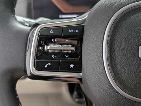 Used 2025 Kia Carnival FWD image 38