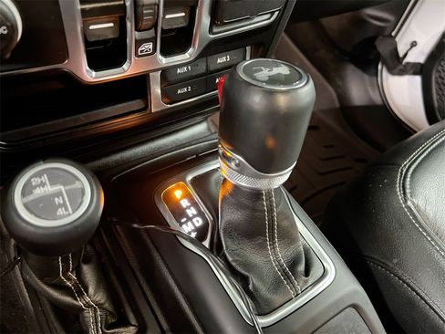 Used 2022 Jeep Wrangler Unlimited Sahara w/ Cold Weather Group image 17