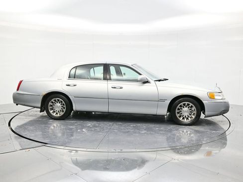 Used 2002 Lincoln Town Car Signature image 4