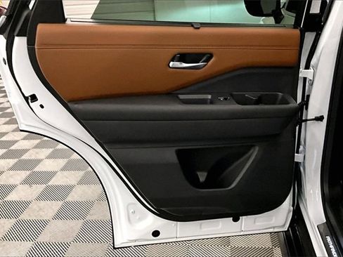 New 2025 Nissan Pathfinder Platinum w/ Lighting Package (N93) image 31