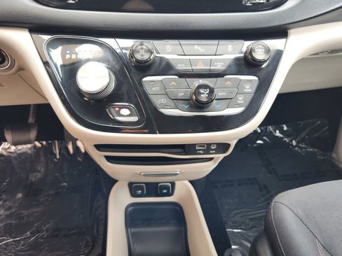Used 2018 Chrysler Pacifica Touring Plus FWD image 25