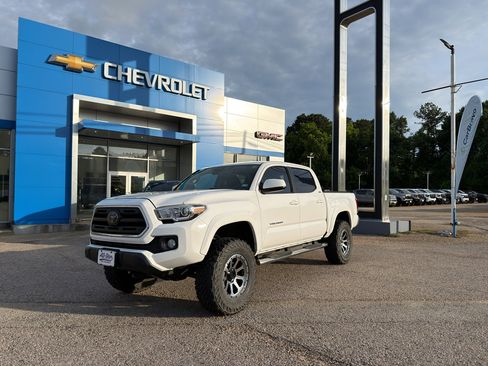 Used 2018 Toyota Tacoma SR5 AWD/4WD image 2