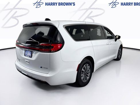 Used 2025 Chrysler Pacifica Select FWD image 31