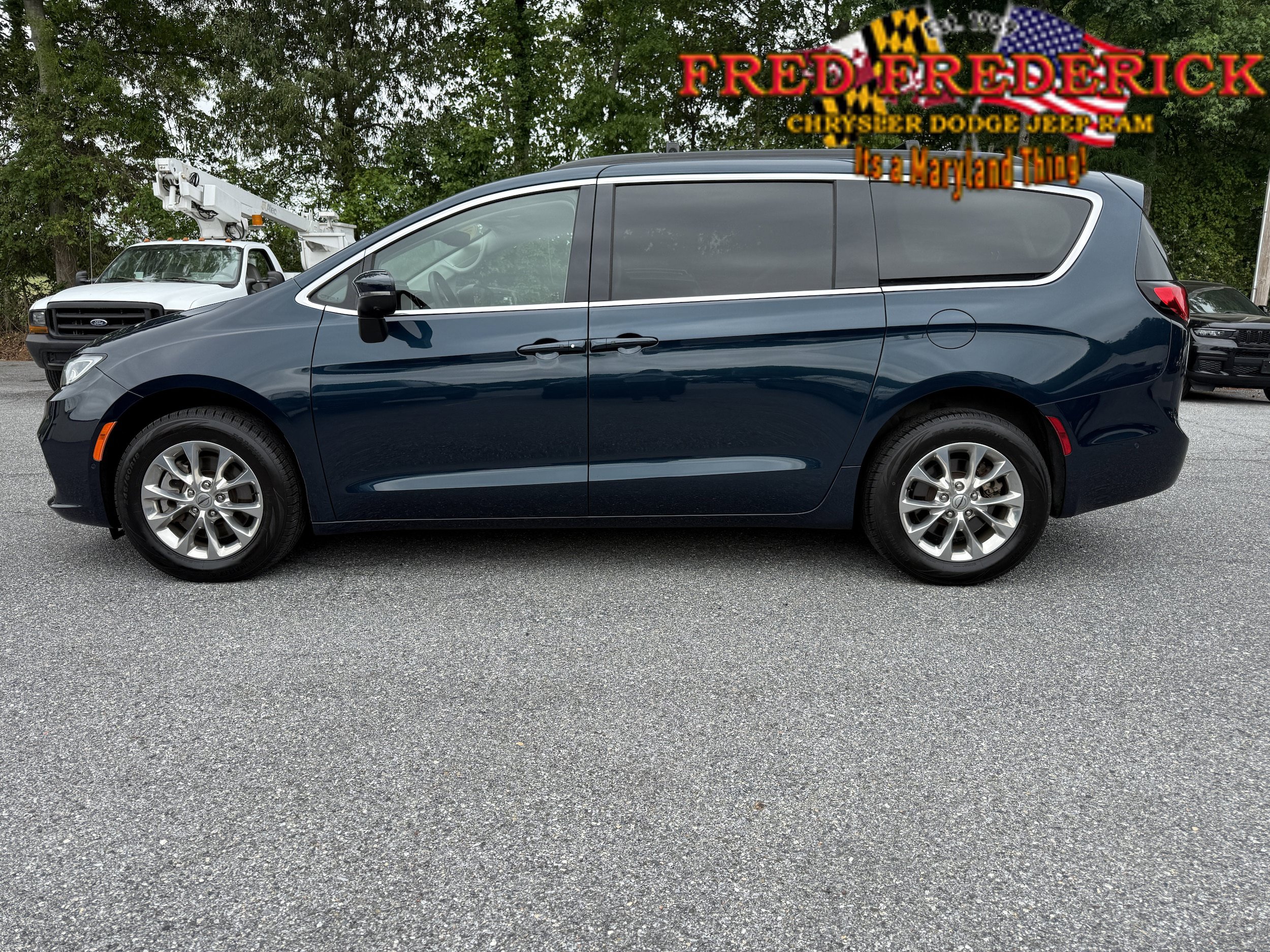 Used 2023 Chrysler Pacifica Touring-L AWD/4WD image 4