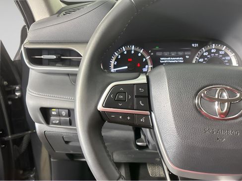 Used 2024 Toyota Highlander XLE image 19