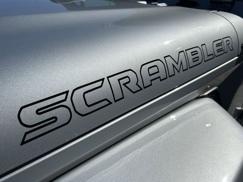 Used 2022 Jeep Gladiator Sport image 9