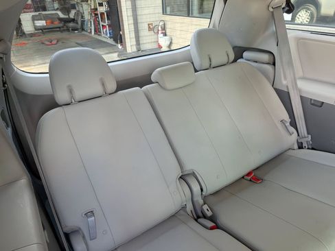 Used 2020 Toyota Sienna XLE w/ XLE Navigation Package FWD image 22
