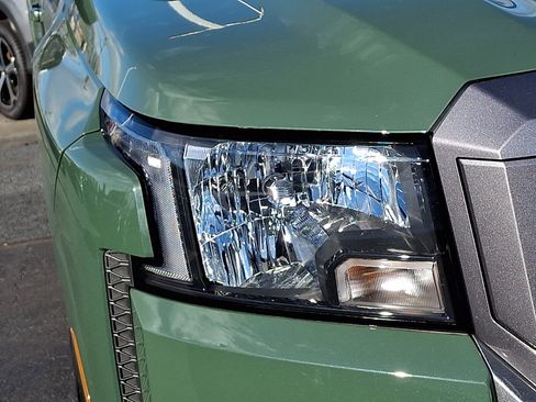 Used 2025 Nissan Frontier SV w/ SV Convenience Package image 9