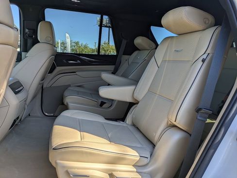 Certified 2022 Cadillac Escalade Premium Luxury image 15