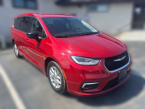 Used 2024 Chrysler Pacifica Touring-L FWD image 1