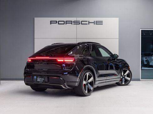 Certified 2025 Porsche Macan Turbo Electric AWD/4WD image 7