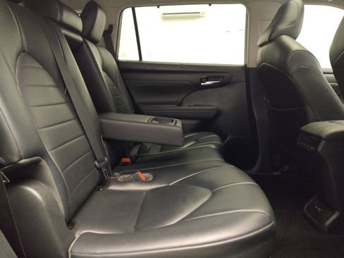 Used 2021 Toyota Highlander XLE image 19