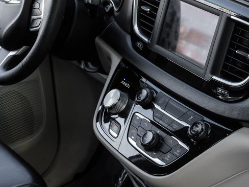 Used 2020 Chrysler Voyager Lxi image 26