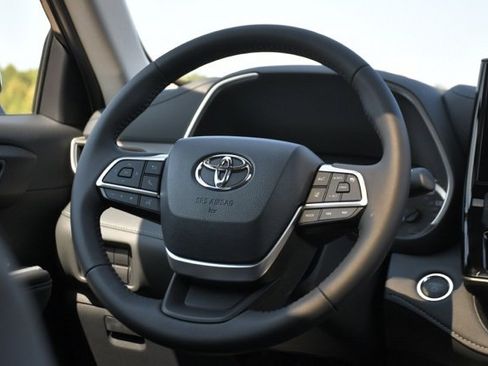Used 2025 Toyota Highlander XLE image 20