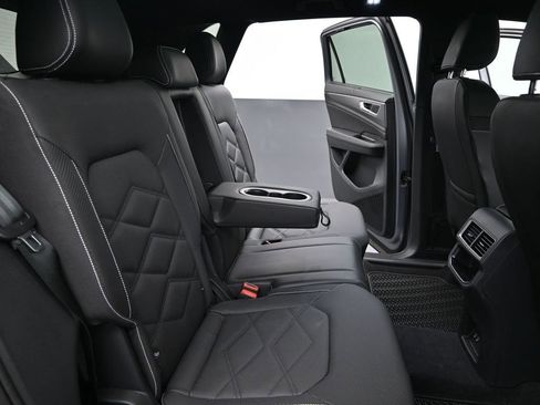 Used 2024 Volkswagen Atlas Cross Sport SE image 18