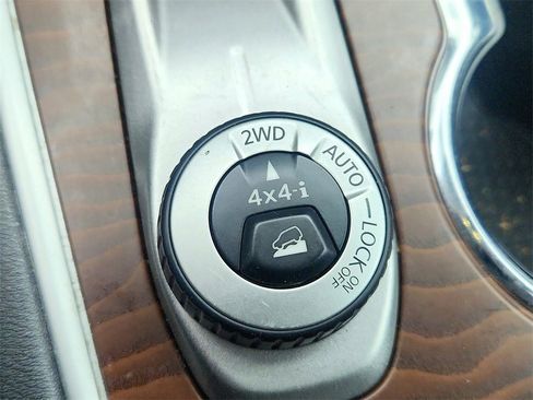 Used 2017 Nissan Pathfinder Platinum image 40