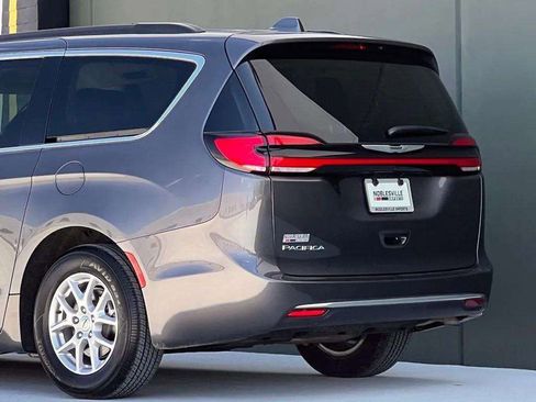 Used 2022 Chrysler Pacifica Touring-L FWD image 34