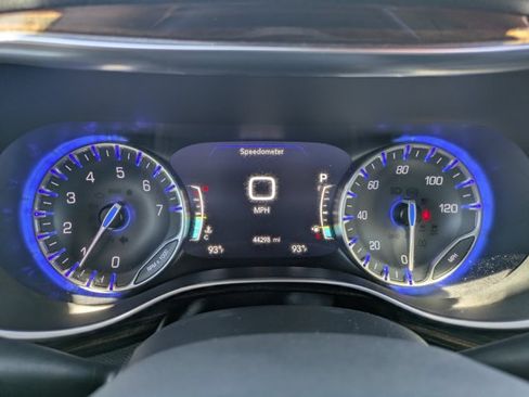 Used 2023 Chrysler Pacifica Limited FWD image 11