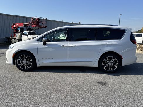 New 2026 Chrysler Pacifica Pinnacle image 4