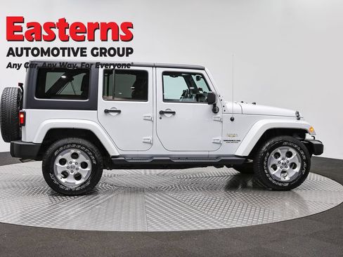 Used 2015 Jeep Wrangler Unlimited Sahara w/ Connectivity Group AWD/4WD image 4