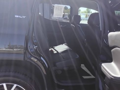 Used 2023 GMC Acadia SLT image 29