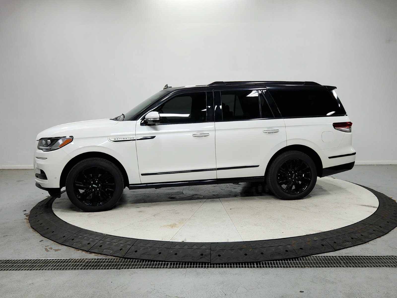 Used 2023 Lincoln Navigator Reserve AWD/4WD image 5