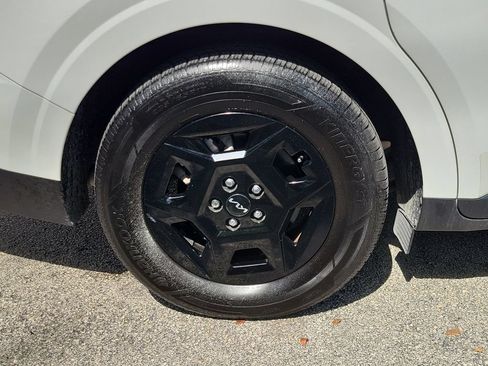 Certified 2025 Kia Carnival FWD image 9