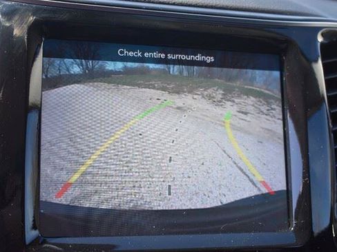 Used 2019 Jeep Cherokee Limited FWD image 34