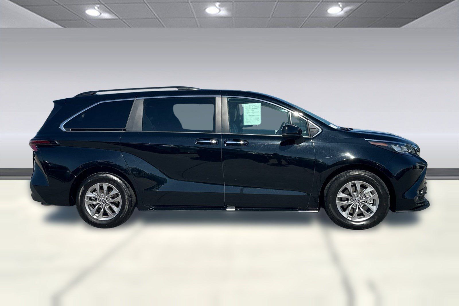 Used 2026 Toyota Sienna XLE FWD image 7