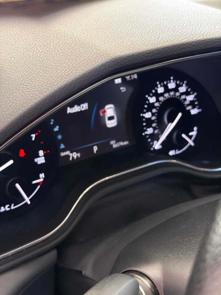 Used 2022 Toyota Avalon XLE w/ Moonroof Package FWD image 2