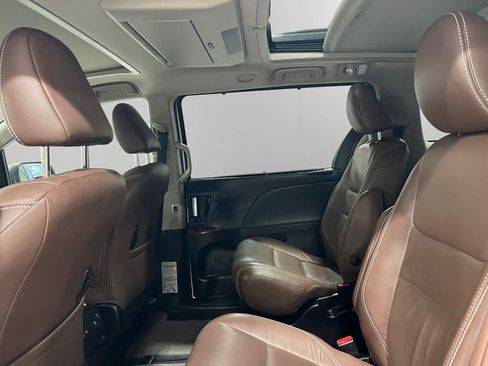 Used 2018 Toyota Sienna XLE image 19