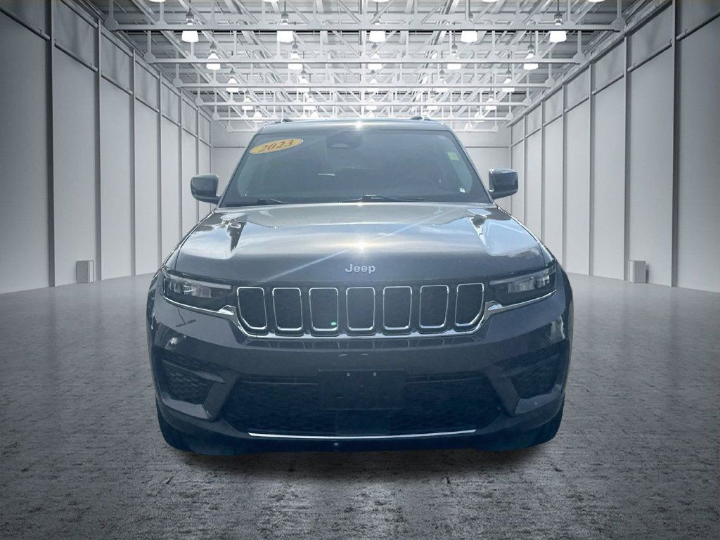 Used 2023 Jeep Grand Cherokee Laredo AWD/4WD image 2