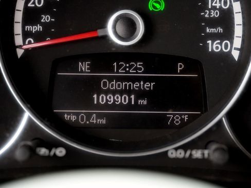 Used 2013 Volkswagen Beetle TDI FWD image 39