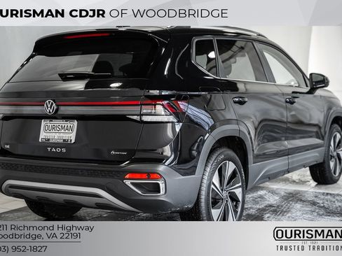 Used 2025 Volkswagen Taos SE w/ Panoramic Sunroof Package image 5