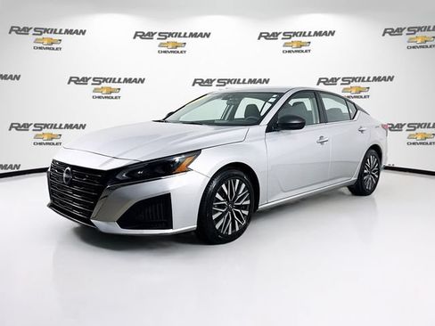 Used 2024 Nissan Altima 2.5 SV FWD image 3