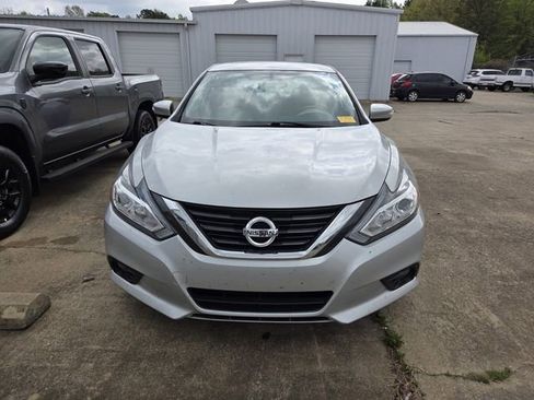 Used 2016 Nissan Altima 2.5 SV w/ Convenience Package image 2