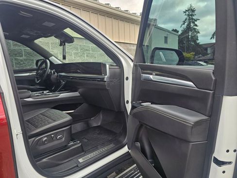 Used 2025 Cadillac Escalade V AWD/4WD image 16