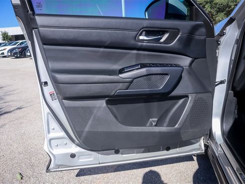 Used 2023 Nissan Pathfinder SL w/ Lighting Package (N92) image 18