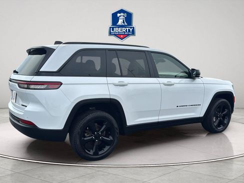 Used 2023 Jeep Grand Cherokee Limited w/ Black Appearance Package AWD/4WD image 11