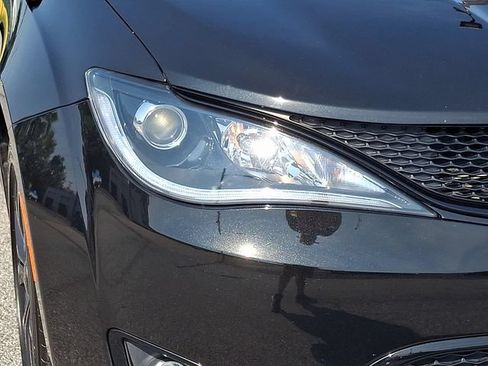 Used 2020 Chrysler Pacifica Touring-L Plus FWD image 9