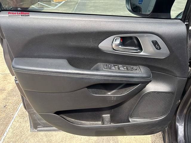 Used 2021 Chrysler Pacifica Touring-L w/ S Appearance Package FWD image 18