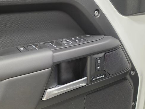 Used 2025 Land Rover Defender 110 S image 15