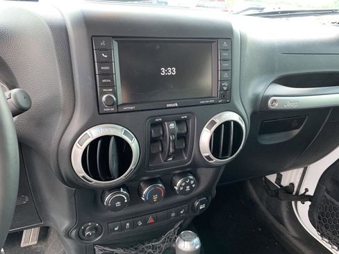 Used 2017 Jeep Wrangler Unlimited Sahara w/ Connectivity Group image 20