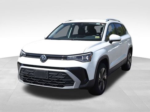 Used 2025 Volkswagen Taos SE AWD/4WD image 9
