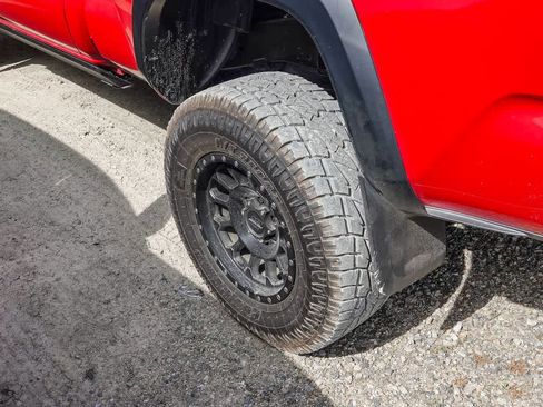 Used 2019 Toyota Tacoma TRD Off-Road w/ Technology Package AWD/4WD image 14