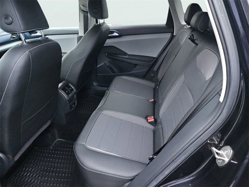 Used 2024 Volkswagen Taos SE image 31