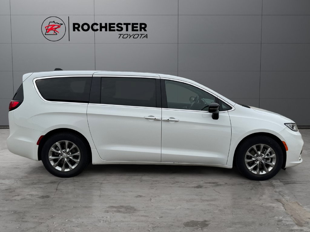 Used 2026 Chrysler Pacifica Limited FWD image 6