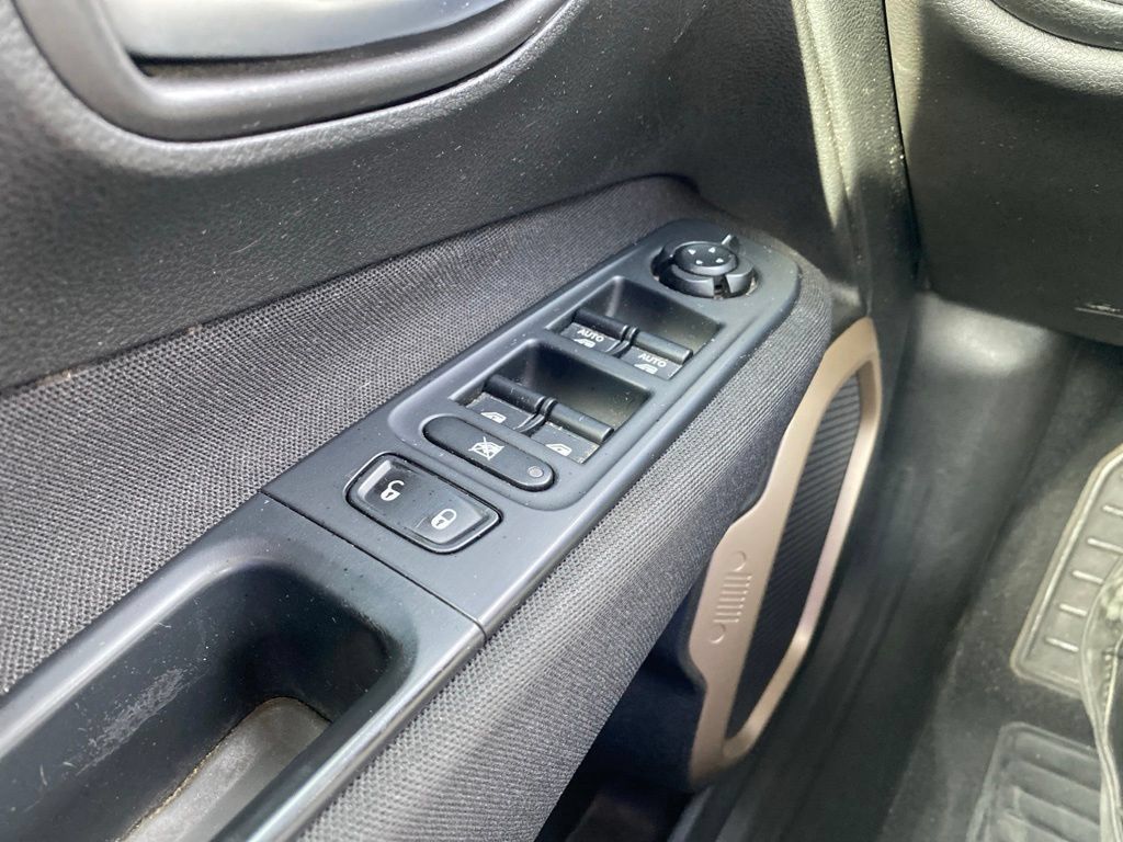 Used 2017 Jeep Renegade Latitude FWD image 23